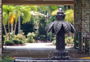 A fountain in the middle of a garden.