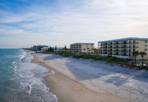 A beach with many buildings on the side of it