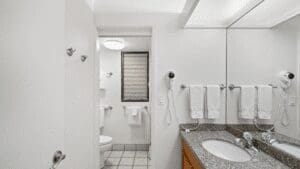 Modern bathroom with towels and mirror.